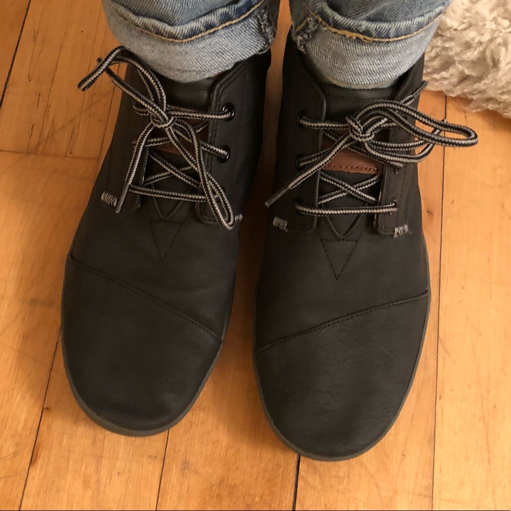 Toms size 9 women’s. Like new.